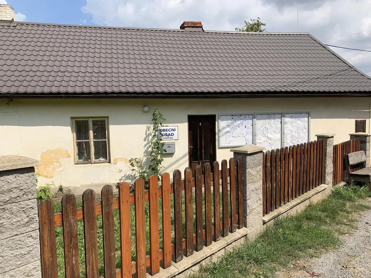 Lhotka - obecní úřad foto 1